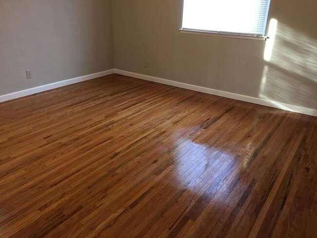 Building Photo - Spacious 3 bed 2 bathroom with 2 car garage