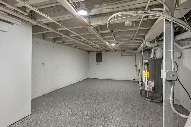 Building Photo - Beautifully Renovated 4 Bedroom 2.5 Bathroom Rental in McElderry Park VOUCHER Holders Wanted