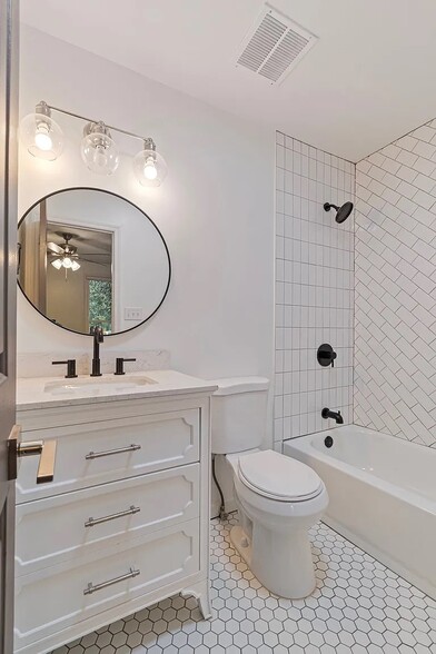 Building Photo - 723 Riverview Dr