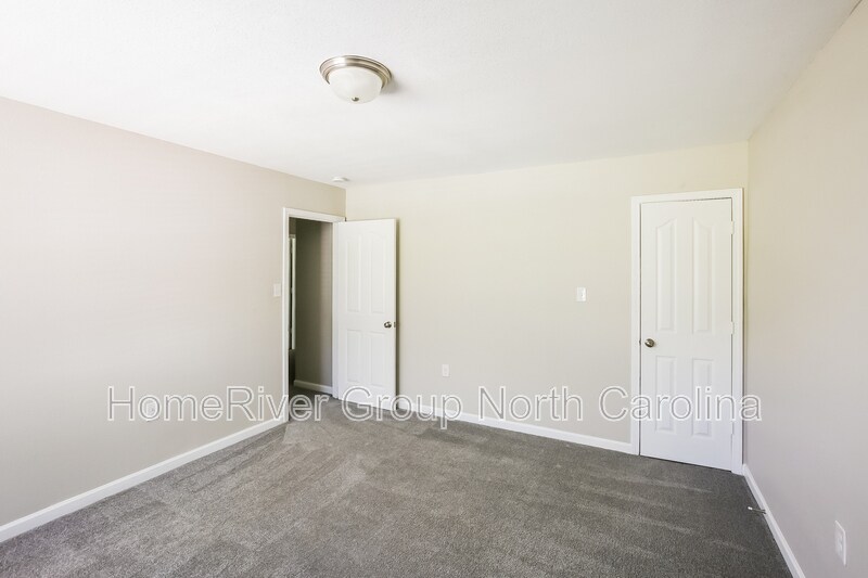 Building Photo - 318 Lind Point Ln