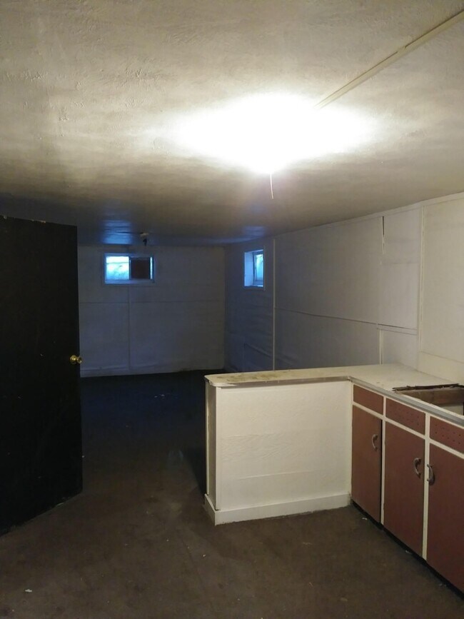Building Photo - Cozy 4 bed 1.5 bath with a detached garage