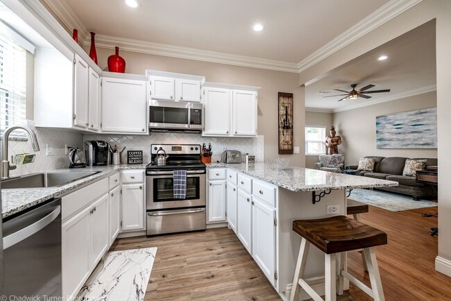 Building Photo - 2 Bedroom Duplex with Fenced In Backyard- ...
