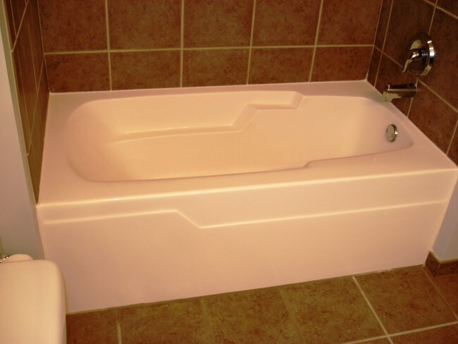 Bathroom with soaking tub - 1600 S Indiana Ave