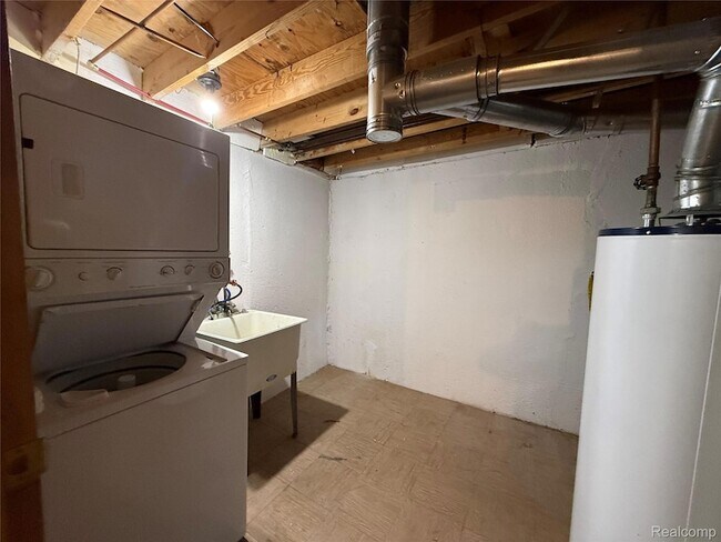 Building Photo - 15895 Cambridge Dr