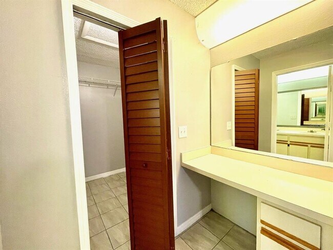 Building Photo - 10026 Chesham Dr