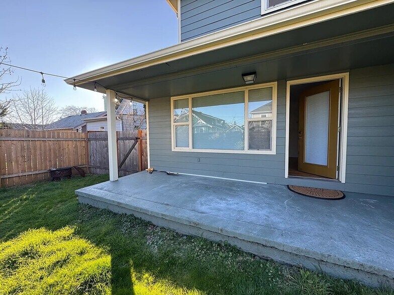 Building Photo - 4540 NE 20th Ave