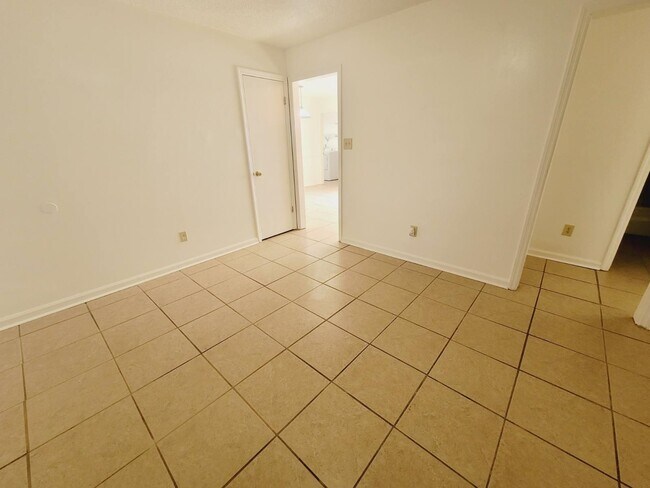 Building Photo - 5800 Japonica Ct