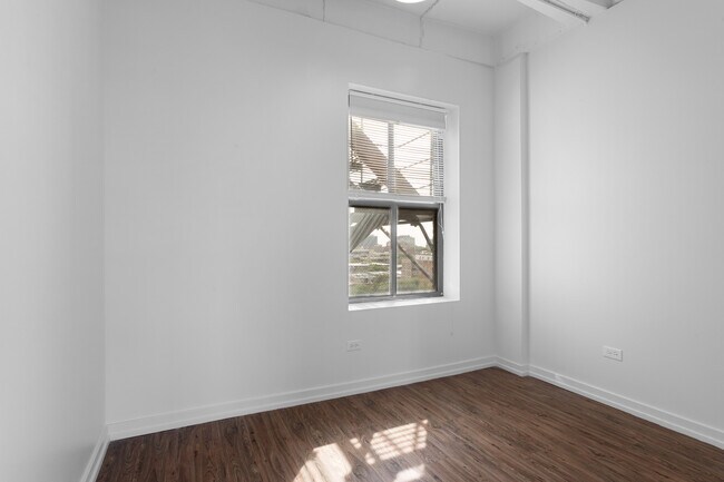 Building Photo - 1325 W Wilson Ave