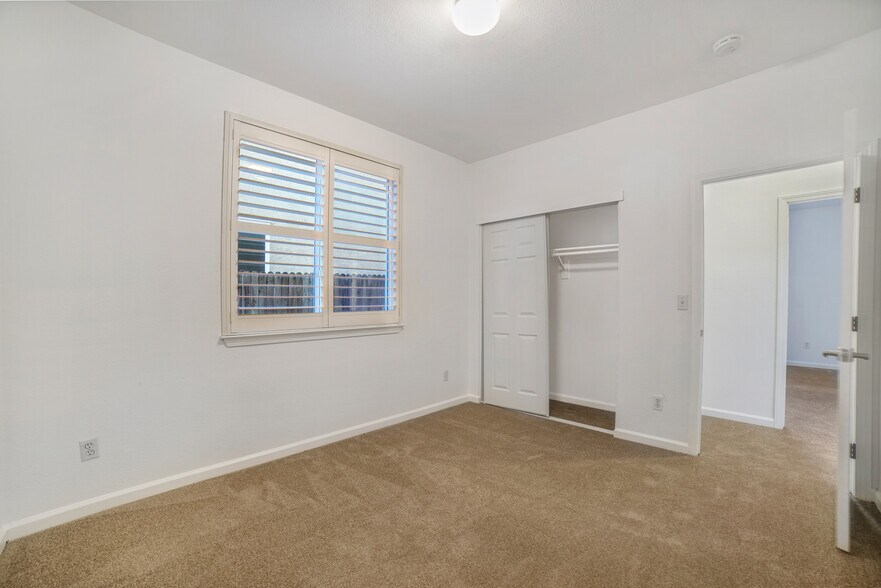 Building Photo - 10849 Brookfield Ave