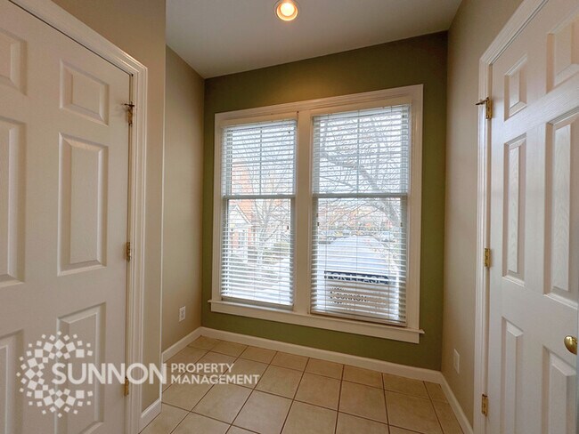 Building Photo - End-unit Townhome in Heart of South Park