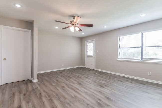 Building Photo - 3 BR/2BA | Updated Single Family Home |  Large backyard