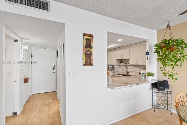 Building Photo - 1301 NE Miami Gardens Dr