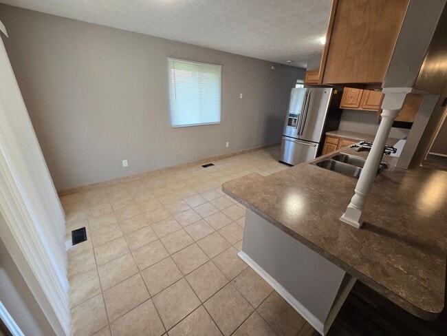 Building Photo - 4 Bedroom House