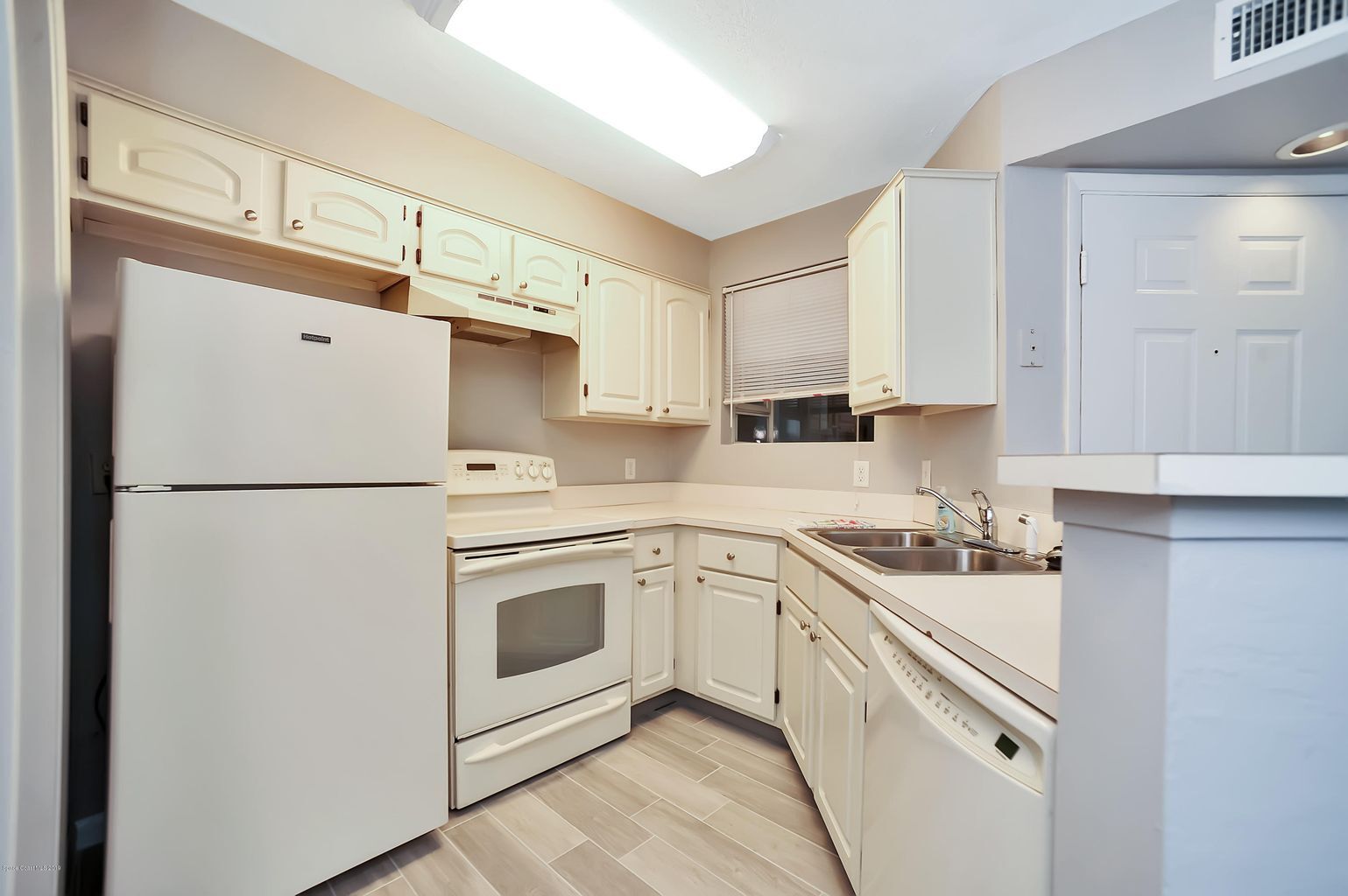 Building Photo - 1801 Island Club Dr