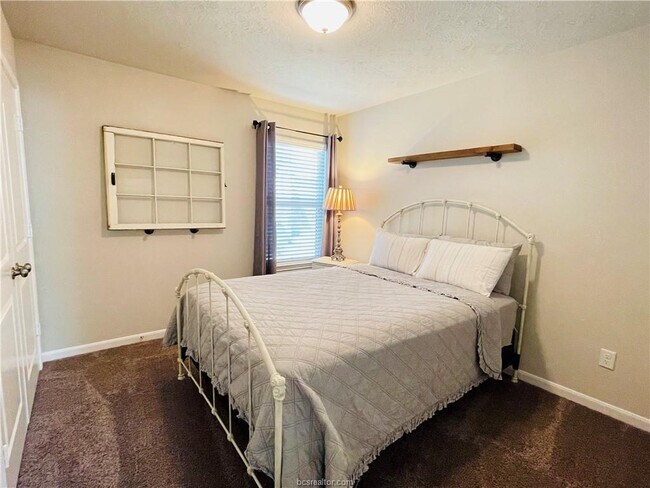 Building Photo - 2103 Dumfries Dr