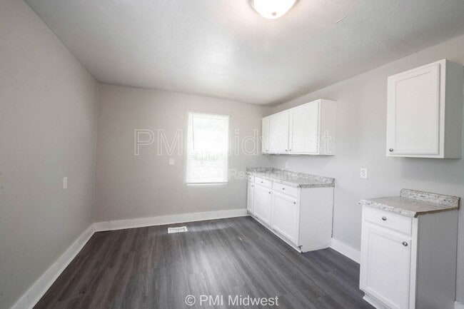 Building Photo - 445 W 29th St