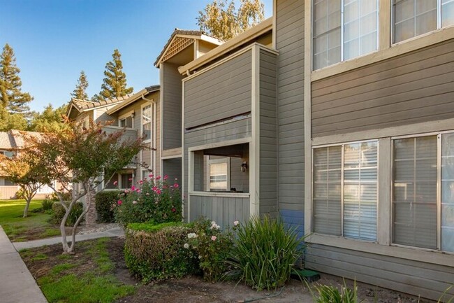 Building Photo - Modesto 2 Bedroom 2 Bath Condo "Parkview V...