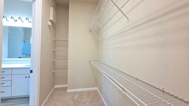 Building Photo - FOR RENT 4 BEDROOM 3 BATHROOM HOME