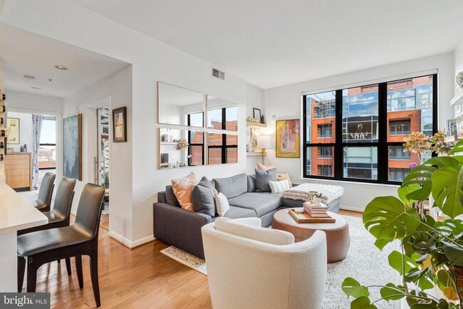 Building Photo - 1001 L St NW