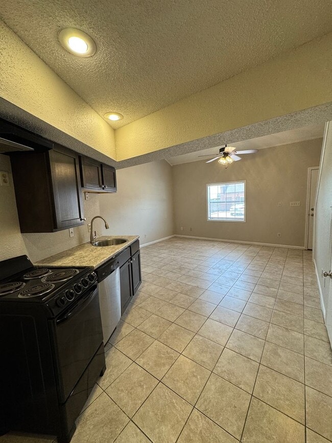 Building Photo - 2 bed / 2 bath Condo in the Center of Jone...