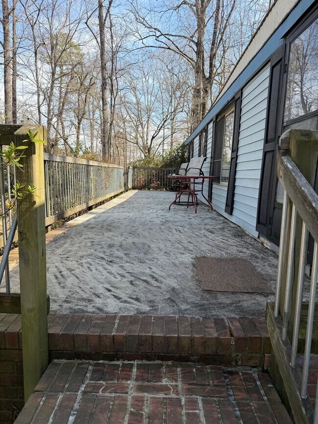 Building Photo - AVAILABLE NOW!