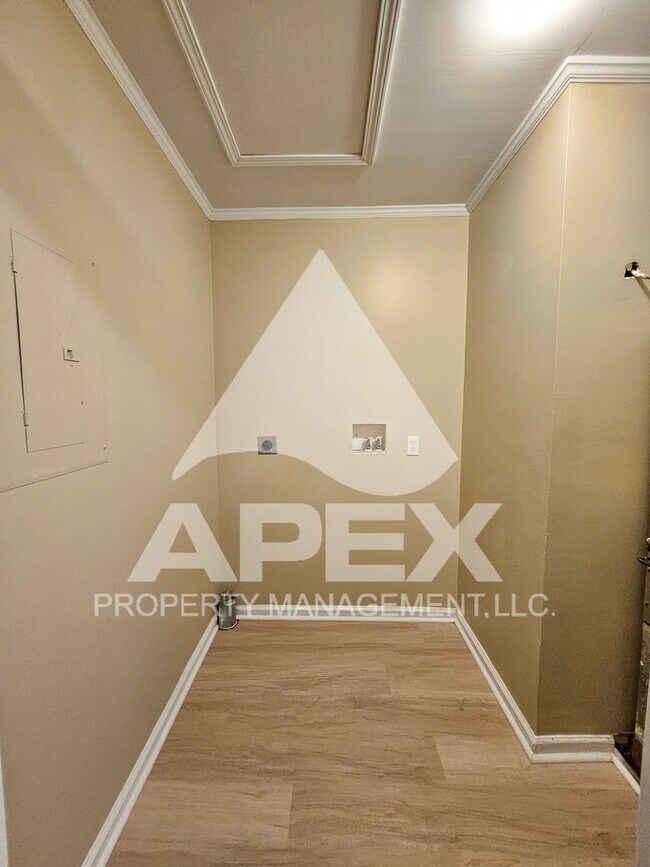 Building Photo - MOVE-IN SPECIAL,NO RENT TIL JUNE 1ST! - 3 Bd | 2 Ba 1st Floor Condo in West Knoxville!