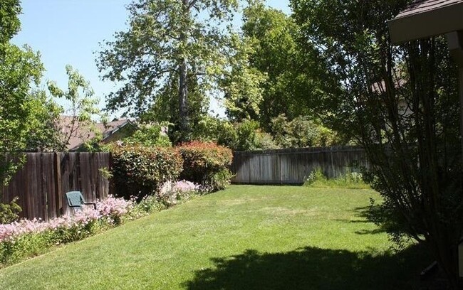 Building Photo - 4 bedroom, 2 bath Condo in North Davis ava...