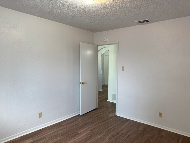 Building Photo - 132 Meadow Way