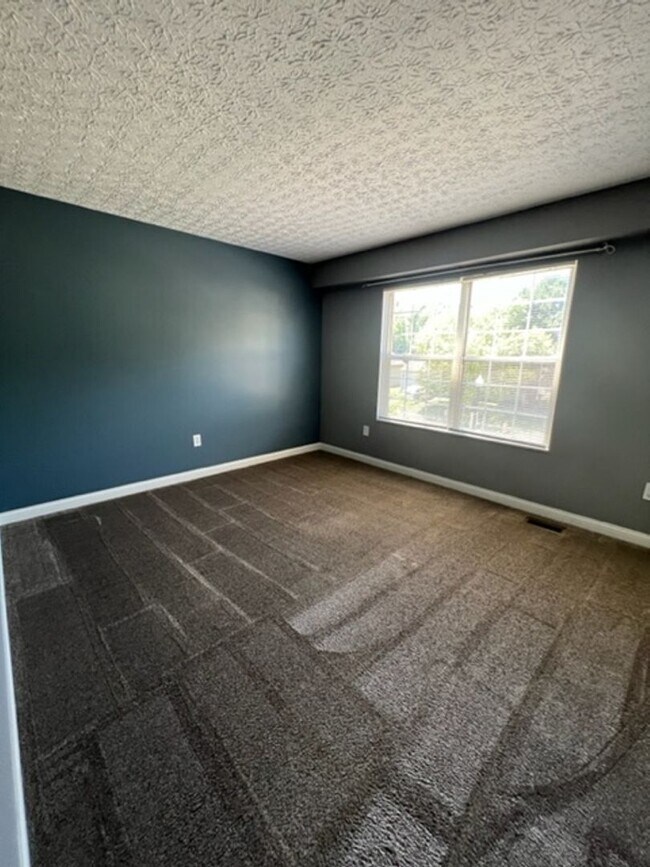 Building Photo - Charming 4 Bedroom 2.5 Bathroom Home in Hi...