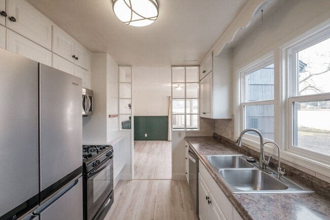 Building Photo - Charming 3-Bed 2 Bath Home with Spectacula...