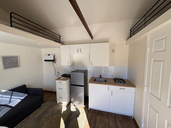 Building Photo - 1720 Main St