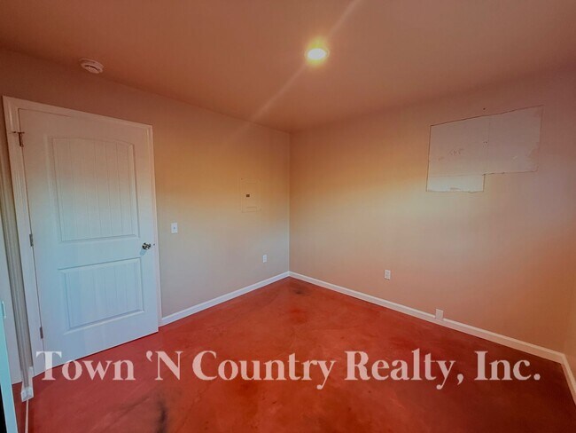 Building Photo - 1720 Cherokee Dr