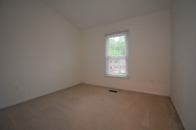 Building Photo - 3 Bedroom, 3.5 Bathroom Townhouse in North...