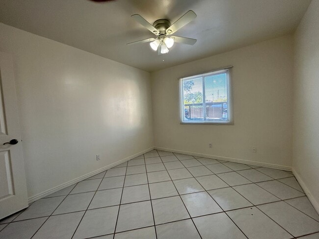 Building Photo - GATED COMMUNITY, 2 BEDROOM 1 BATH