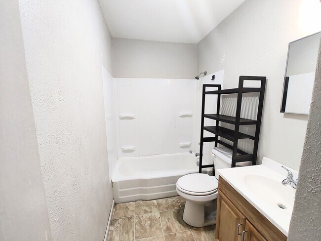 Building Photo - Charming 3 Bedroom Home
