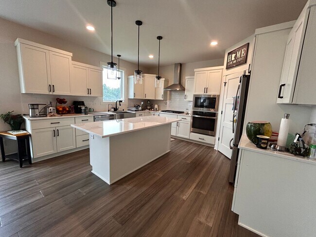 Building Photo - Stunning 5 Bed, 3.5 Bath Luxury Home for R...