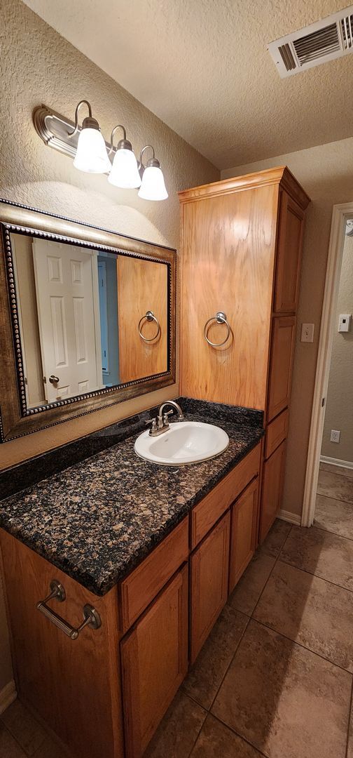 Building Photo - 3 Bedroom 2 bath Duplex South Killeen