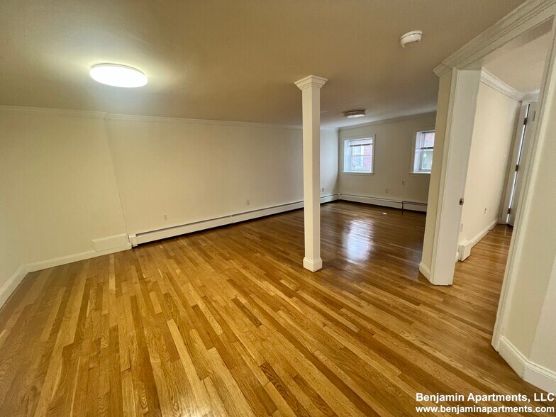 Building Photo - 1529 Beacon St