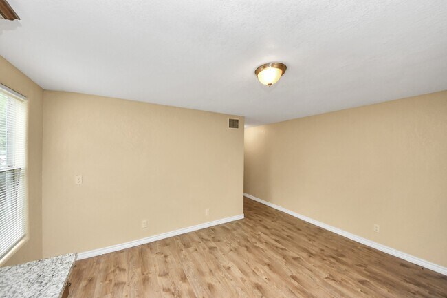 Building Photo - 706 Harris Ave