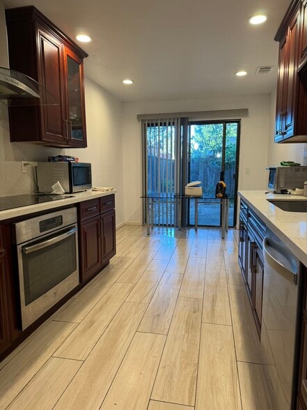 Building Photo - 575 Villa Real