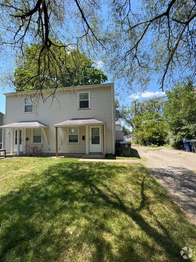 Building Photo - 2 bedroom 1 bathroom duplex