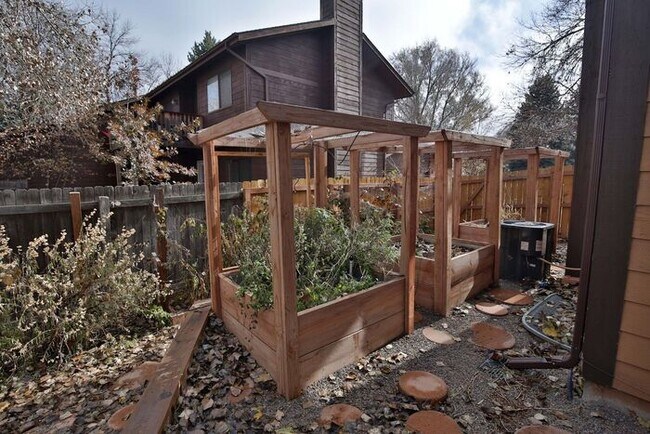 Building Photo - 3 Bedroom, 2.5 Bath Townhome