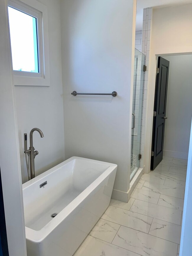 Building Photo - 4 Bed 3.5 Bath in Edgefield Home
