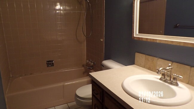 Building Photo - Fantasic Country Club West Home