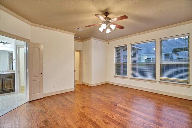 Building Photo - 10 Tallgrass Way