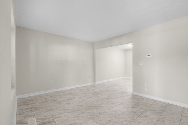 Building Photo - End unit of a Triplex within walking dista...
