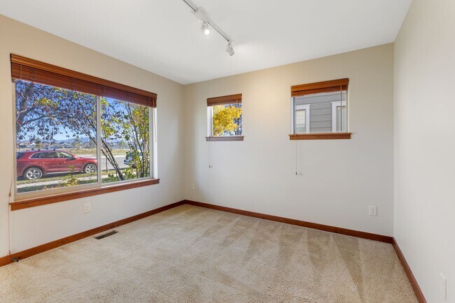 Building Photo - Spacious Single Level home with A/C & 3-ca...