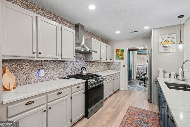 Building Photo - 8671 Twin Oaks Dr