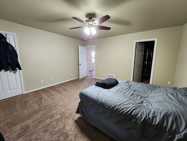 Building Photo - 3 Bed 3 bath house in Spring Creek Traditional Neighborhood!