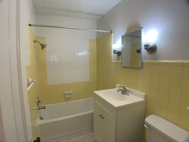 Building Photo - Duplex in Niles